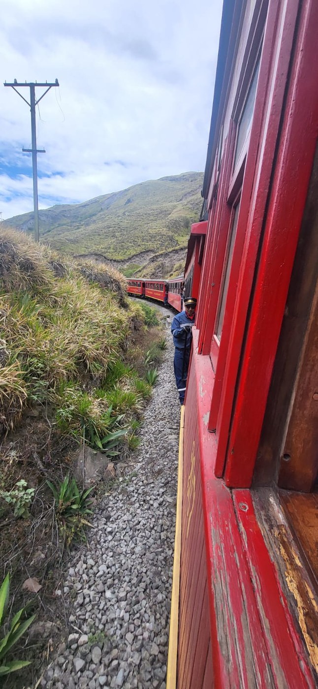 Tren de los Andes recorriendo una curva entre montañas, Ecuador