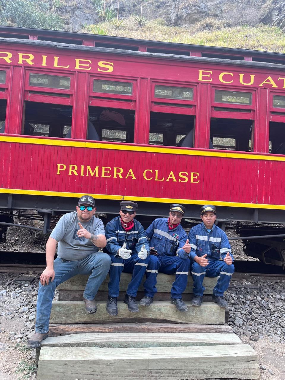Viajeros junto a maquinistas del Tren de los Andes, Ecuador